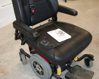 Hover Round / large seating / runs good