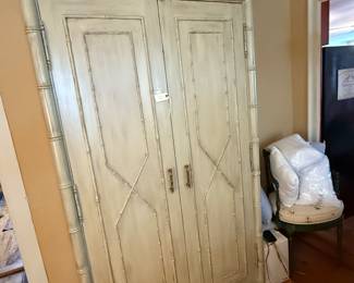 Beautiful cabinet, that has been retro fitted as a bar, with interior doors, drawers and pull out counter
Price is $150.00. Heavy bring muscle