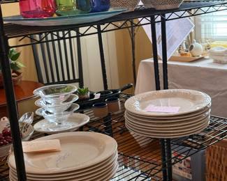 White plates great for a crowd
Sold in sets of 4
Price is :$5.00 for 4