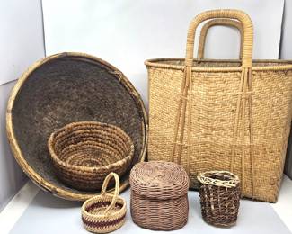 - Lot of Assorted Baskets: Including Large Market Basket w/ Handles & Large Over-Sized Basket Bowl