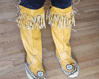 Lot #9 - Traditional Style Native American Moccasin Boots made of Soft Tanned Leather and whip Stitching. Beadwork!