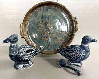 Pottery tray and small tureens