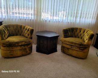 2 Vintage Hollywood Regency Tufted Tub Chairs (emerald green crushed velvet/Vintage dark wood hexagonal side table with cabinet and carved paneling