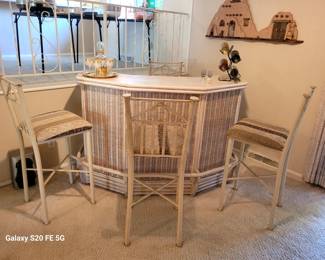 Vintage Rattan Bar with 4 matching bar stools