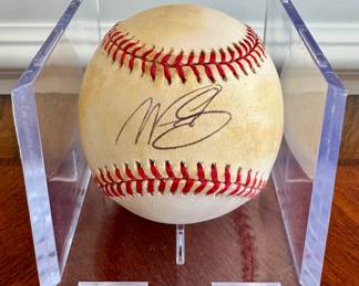 autograph detail