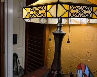 Beautiful Tiffany Style Iridescent Stained Glass Table Lamp