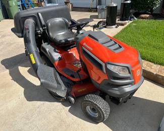 HUSQVARNA Riding Lawn Mower, needs battery. Tested runs great. Barely used!