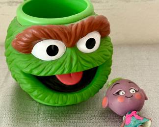 Oscar the Grouch Cup & Kozmic Kiddles Figurine