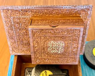 detail - spot to hold discs