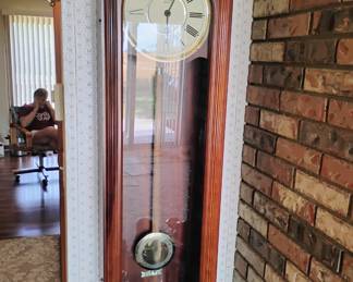 159. LARGE WALL CLOCK DOES NOT WORK $20