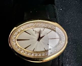 You can change the face of the Piaget
by simply turning it on the band