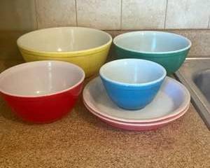 Vintage Pyrex Mixing Bowls Set