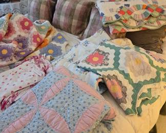 Lots of BEAUTIFUL QUILTS !!!