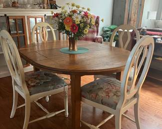 Crate and Barrel dining set. Set length 62” it has two 16” leafs - so expands to 92”. It is 47” wide. Comes with 4 chairs.
