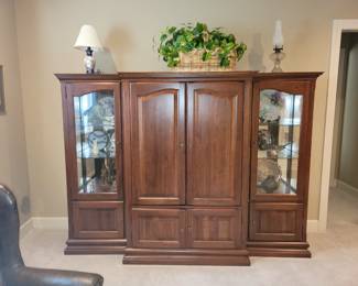 Entertainment cabinet