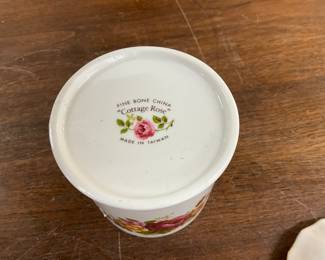Brinns Royal Albert Bone China 'Cottage Rose" Sugar Bowl w/Lid