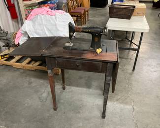 Vtg Singer Sewing Machine & Cabinet