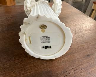 1998 House of Lloyd "Christmas Around the World" Musical Figurine