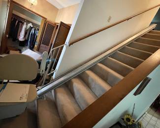 Electric chair lift for 12 steps 