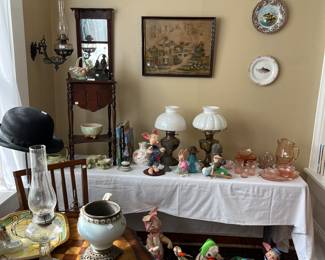 Decorative figurines. Lamps. And table.