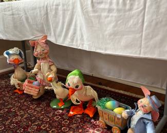 Decorative figurines.