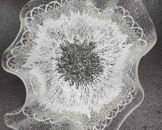 Dorothy Thorpe Pebble Glass Handkerchief Bowl