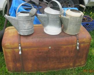 CAR TRUNK SPRINKLE CANS