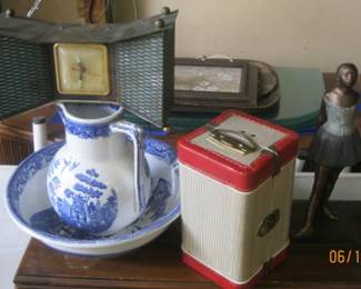 RADIO WASHBOWL DOLL CASE
