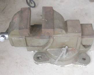 BENCH VISE