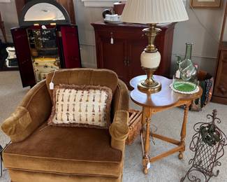 Ethan Allen  Swivel Chair, Ethan Allen Cloverleaf table, Stiffel Lamp
