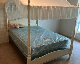 Full size canopy bed