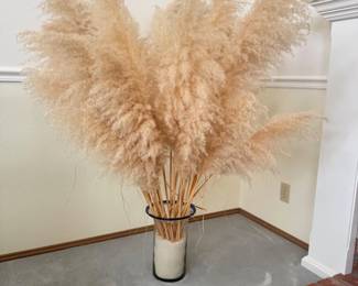 109 LargePampasGrassArrangementinTallGlassVase