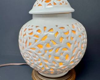 70 VintageWhitePorcelainOpenworkGingerJarLamponWoodenBase