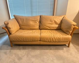 103 ScandinavianEkornesStyleLeatherSofawSculptedWoodFrame