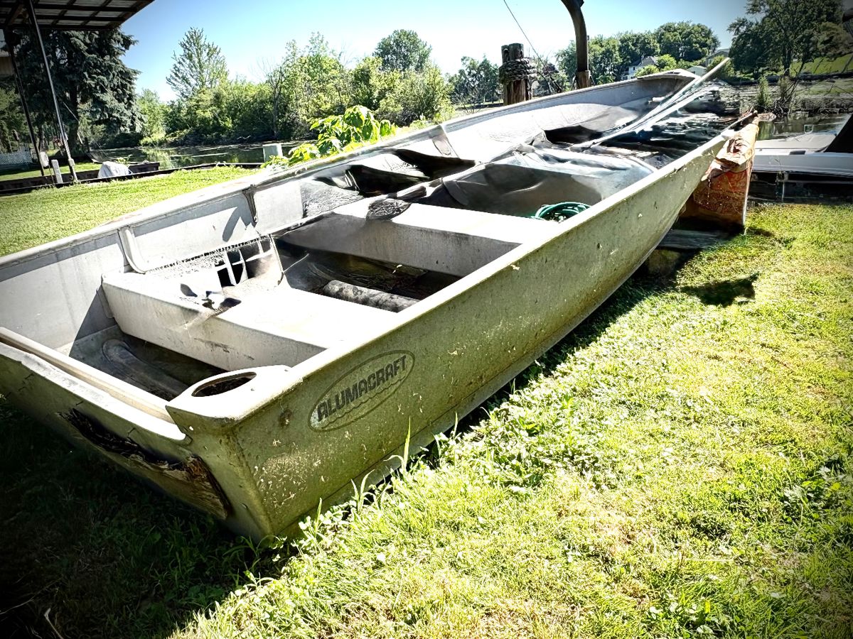 16 foot Alumacraft boat.