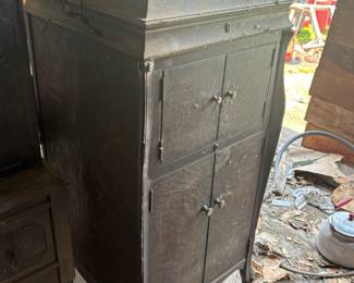 Model and Production:
The VV-XI model was a floor-standing phonograph made primarily between 1917 and 1921, although its production began as a premium tabletop model in 1910