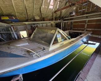 1958 22 foot North American fiberglass boat with a 160 hp MerCruiser engine. Engine needs work.