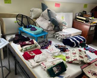 Full size bed (nice mattress!)