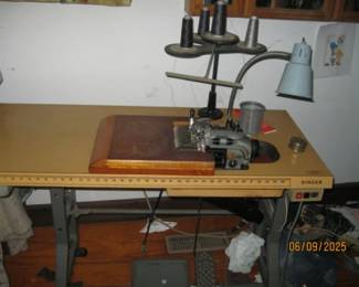 SINGER COMM SEWING MACHINE