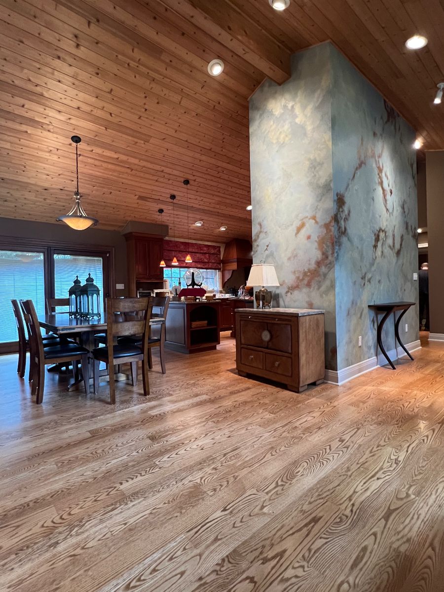 LADUE ESTATE SALE
Looking good so far…We'll be posting lots more pictures and information as we continue setting up.
Thanks for checking back.