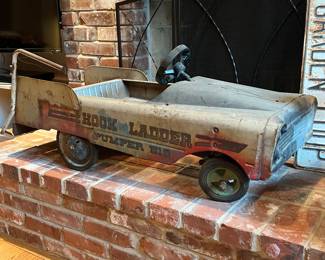 VINTAGE KIDS PEDDLE CAR