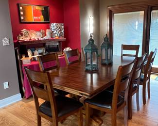 NICE DINING TABLE AND CHAIR SET...with one leaf in it as shown + 1 extra leaf along the wall comes with it