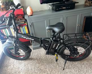 The image shows a Heybike Mars electric bike, specifically a foldable model with 20" x 4.0" fat tires. 
