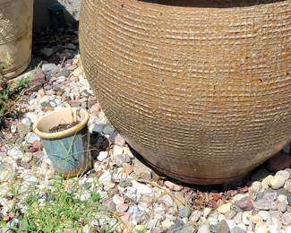 LARGE FOUNTAIN POT/CRACK IN BASE