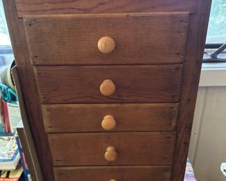 Small vintage drawer chest