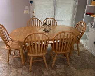 Dinette table with 6 chairs, in excellent condition.