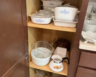 nice assortment of corning casserole dishes and others!
