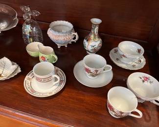 Large collection of tea cups/saucers