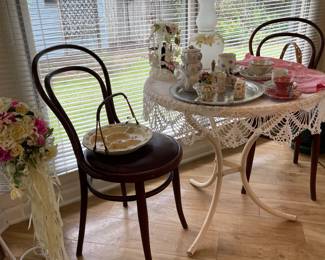METAL TABLE, 2 of 4 BENTWOD CHAIRS