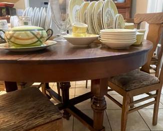 Round dining table